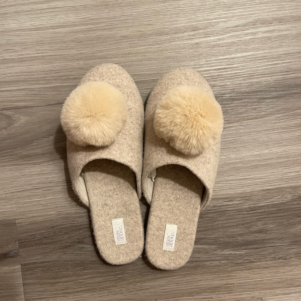 NEW Cream Stars Above slippers with darling Poms size 8. MAKE AN OFFER!